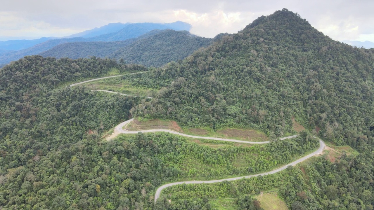 鸟瞰山顶上美丽的空中公路。视频素材