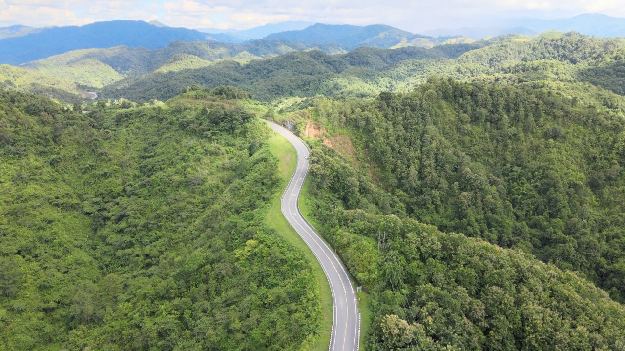 鸟瞰山顶上美丽的空中公路。视频素材