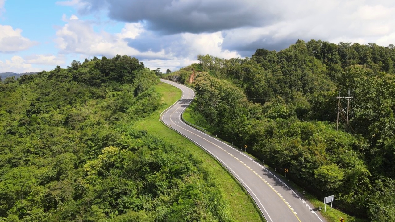 鸟瞰山顶上美丽的空中公路。视频素材