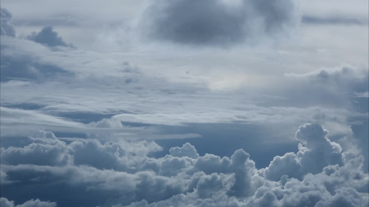 空中鸟瞰图，美丽的天空与云和太阳在一个夏天的一天。蓝天上白云的时间流逝，阳光灿烂。天空自然背景。视频素材