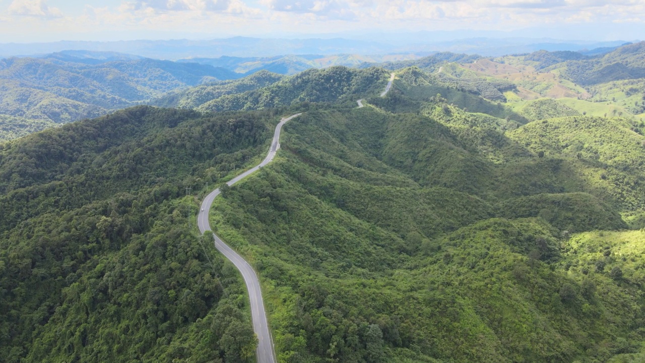 鸟瞰山顶上美丽的空中公路。视频素材