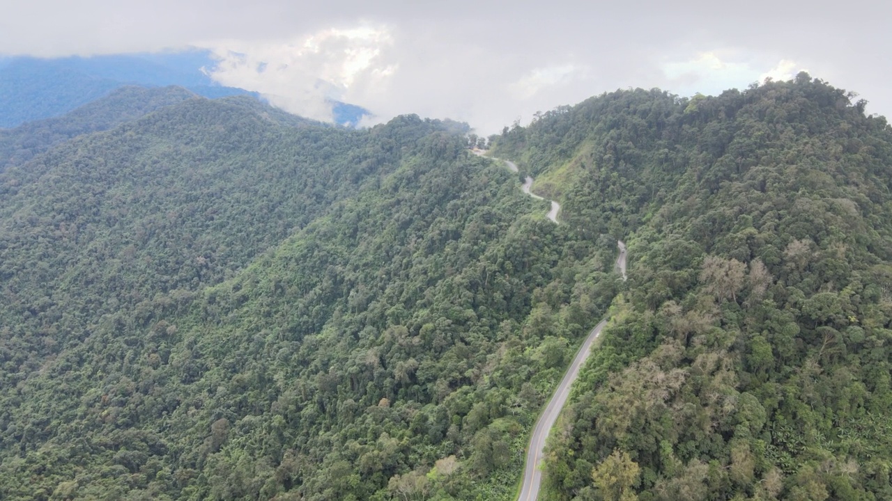 鸟瞰山顶上美丽的空中公路。视频素材