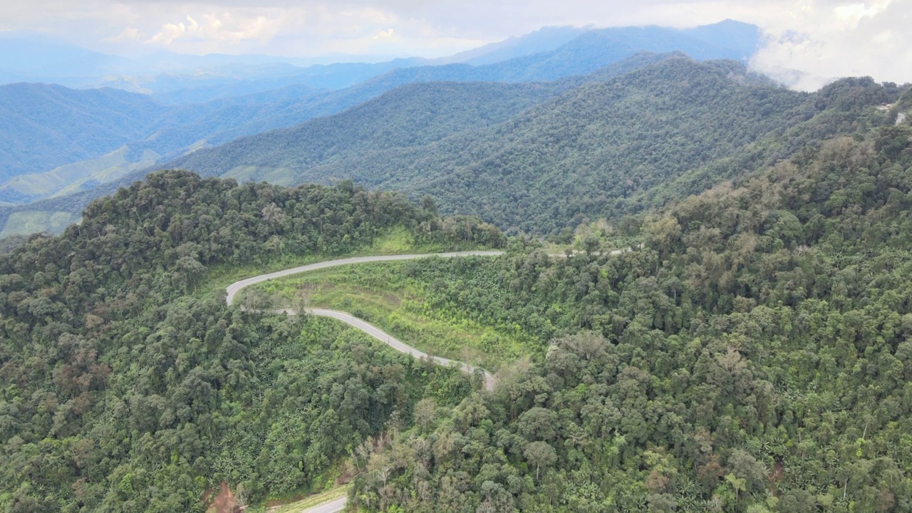 鸟瞰山顶上美丽的空中公路。视频素材