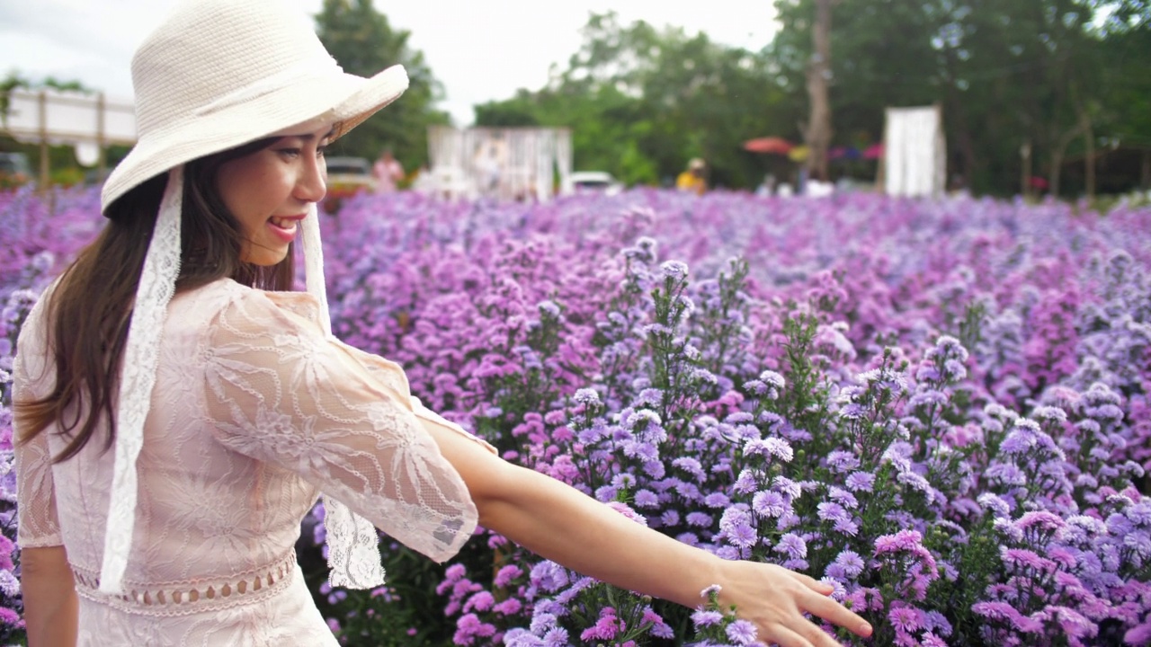 快乐的女人在美丽的花园里放松视频素材