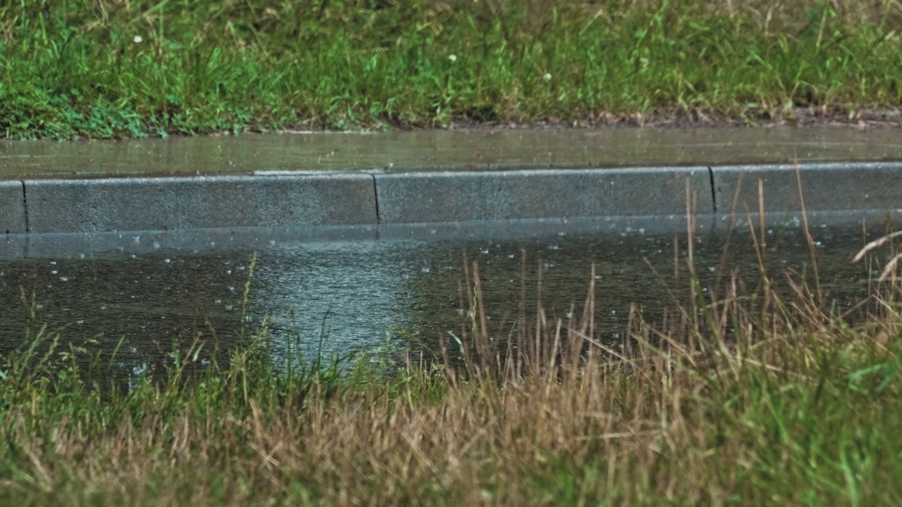 雨点溅在潮湿的柏油路上视频素材