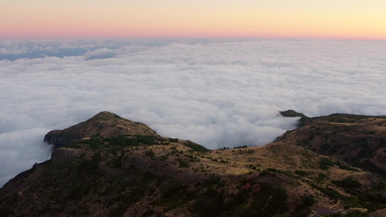 黄昏的马德拉Pico do Arieiro鸟瞰图视频素材