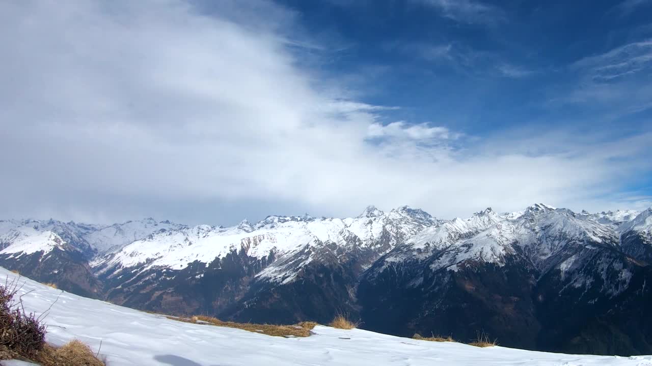 从印度喜马偕尔邦马纳里的山顶上看到的冬季喜马拉雅山雪峰上的云的时间流逝。间隔拍摄的喜马拉雅山脉。视频素材