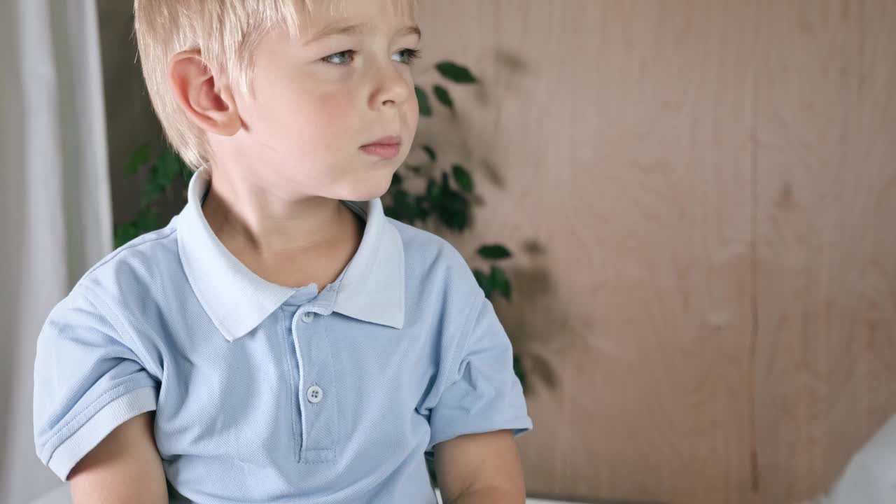 孩子在注射小儿麻痹症药水。医生为儿童注射预防感染的口服疫苗。医院里的金发小男孩儿童保健和疾病预防。脊髓灰质炎疫苗。免疫接种。视频素材