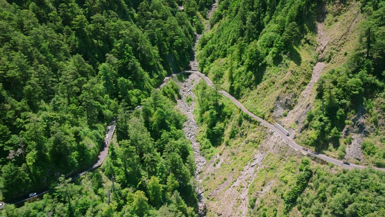 台湾山区公路和南跨岛高速公路鸟瞰图。视频素材