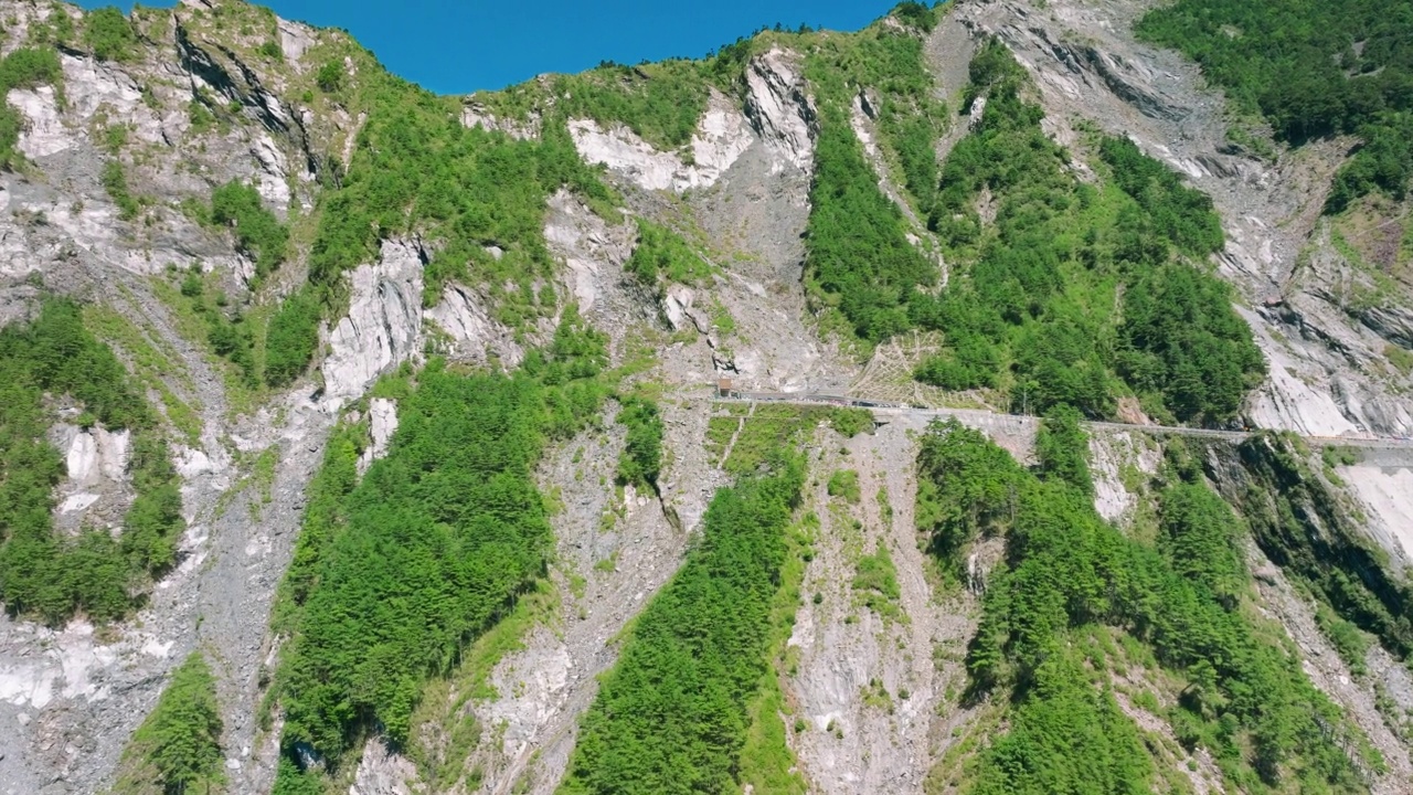 台湾崖口大观山隧道及南跨岛高速公路鸟瞰图。视频素材