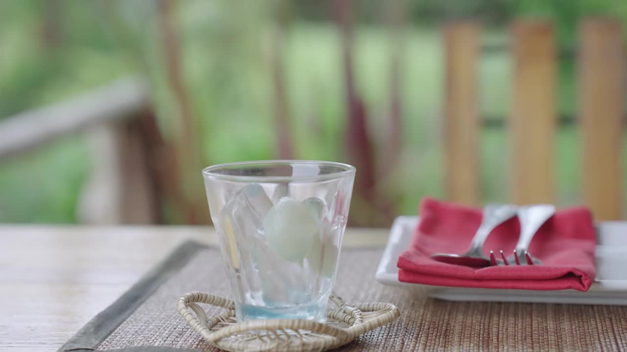 清爽的夏日饮品，蝴蝶豌豆花冰汁加酸橙或柠檬。视频素材