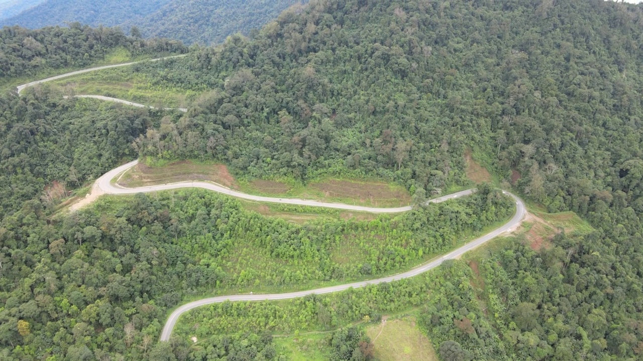 鸟瞰山顶上美丽的空中公路。视频素材