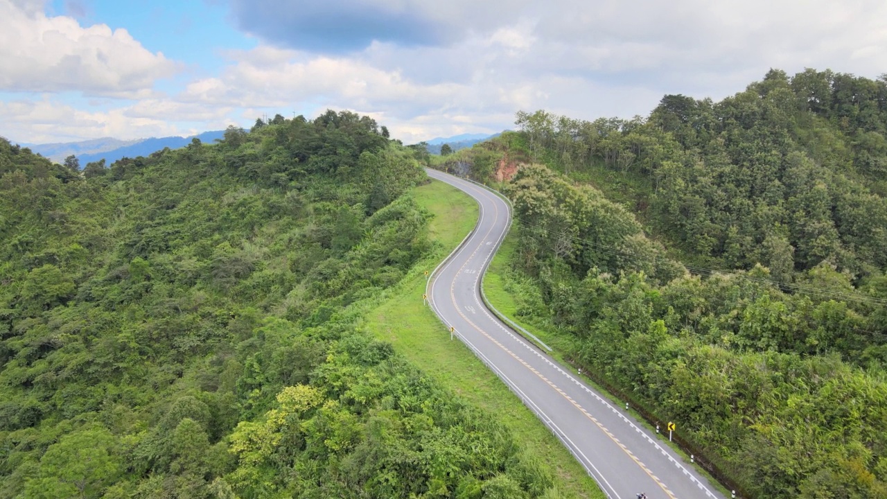 鸟瞰山顶上美丽的空中公路。视频素材