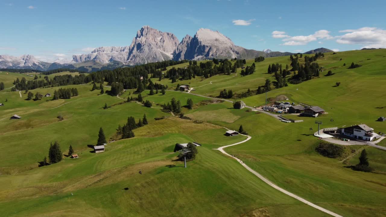 在白云岩的地震Alm Alpe di Siusi和Chalet with Cottage, Cabin，木制小屋视频素材