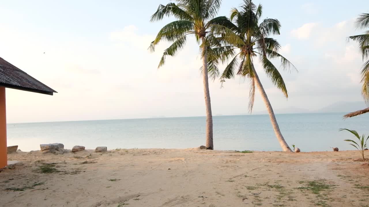 海上红色的日落。太阳触到地平线。红色的天空，粉红色的太阳和迷人的大海。夏日夕阳海景。热带海洋海滩日落。神奇的自然阳光。视频素材