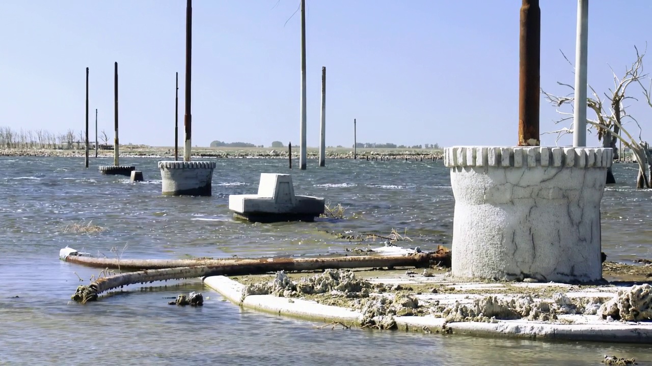 被洪水淹没的街道上的水下废墟，被称为“Epecuen”的村庄，现在是阿根廷布宜诺斯艾利斯省的一座鬼城。视频素材