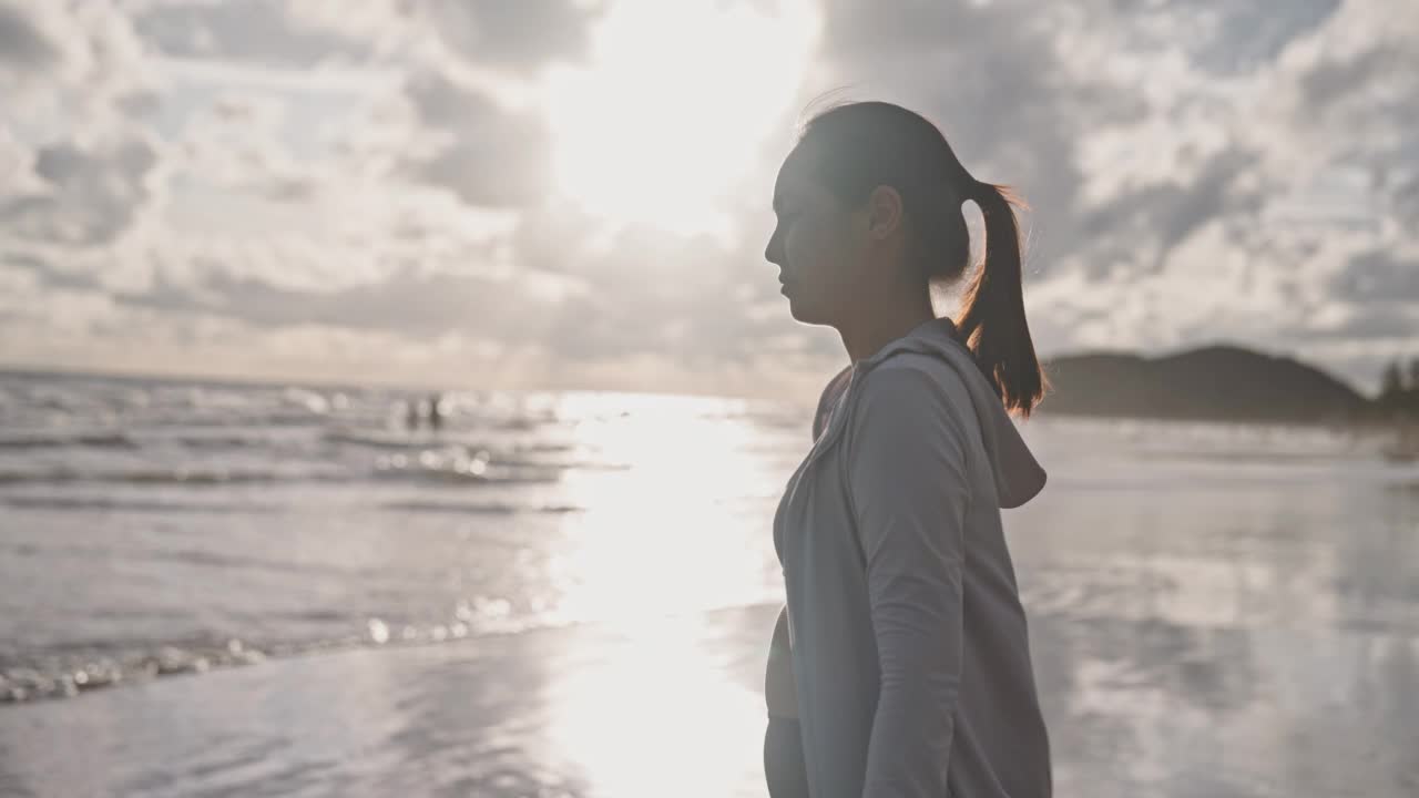 女子在沙滩上锻炼视频素材