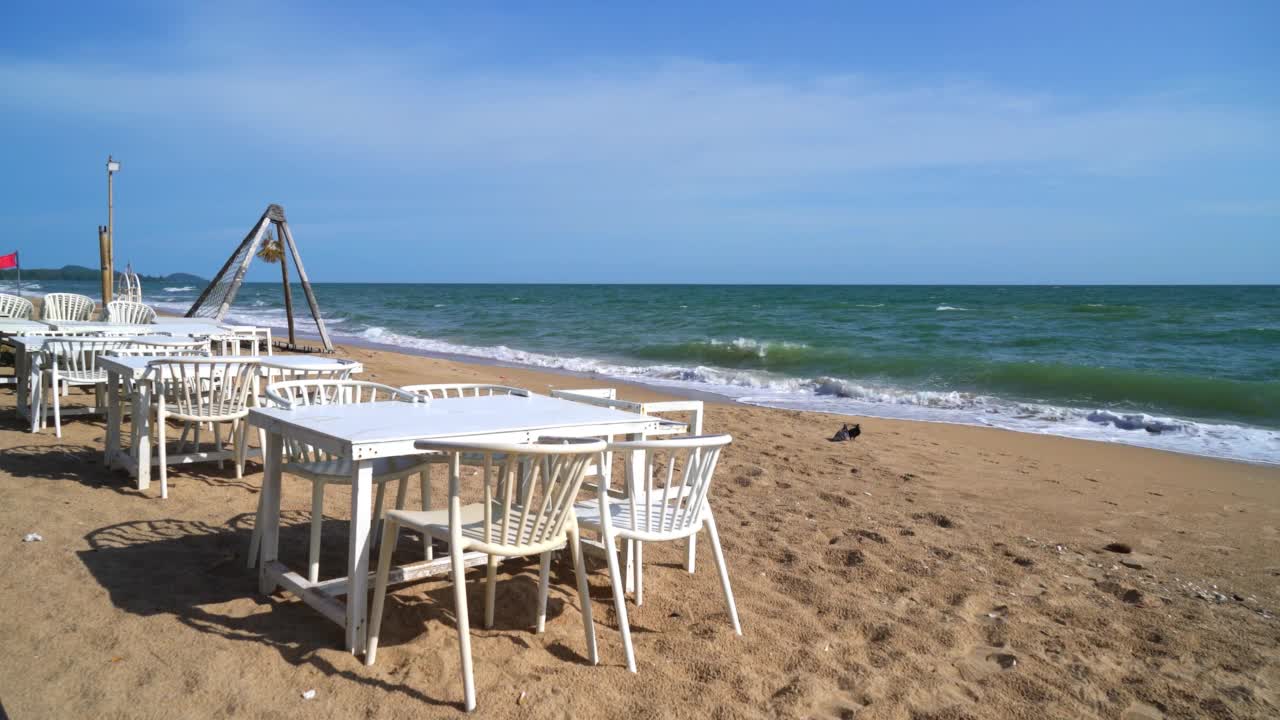 白色餐桌在海滩与海的背景视频素材