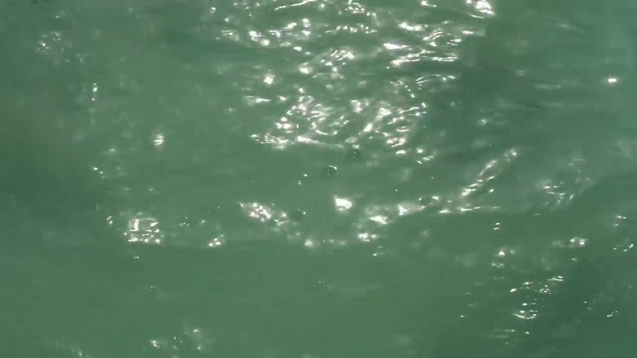 波浪池水与蓝色的地板垫和反射条纹。高清视频水面为背景。水slowmotion。视频下载
