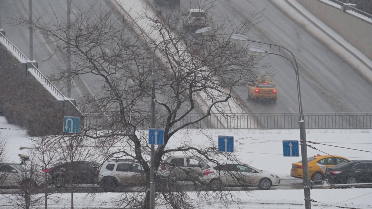 瓦尔沙夫斯科耶高速公路的景色。冬天的莫斯科街道上，汽车行驶在路上视频下载