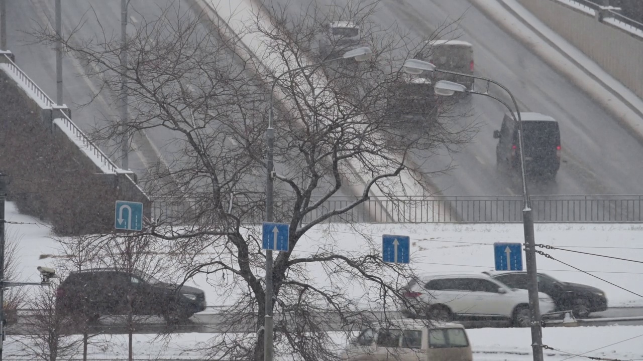 瓦尔沙夫斯科耶高速公路的景色。冬天的莫斯科街道上，汽车行驶在路上视频下载