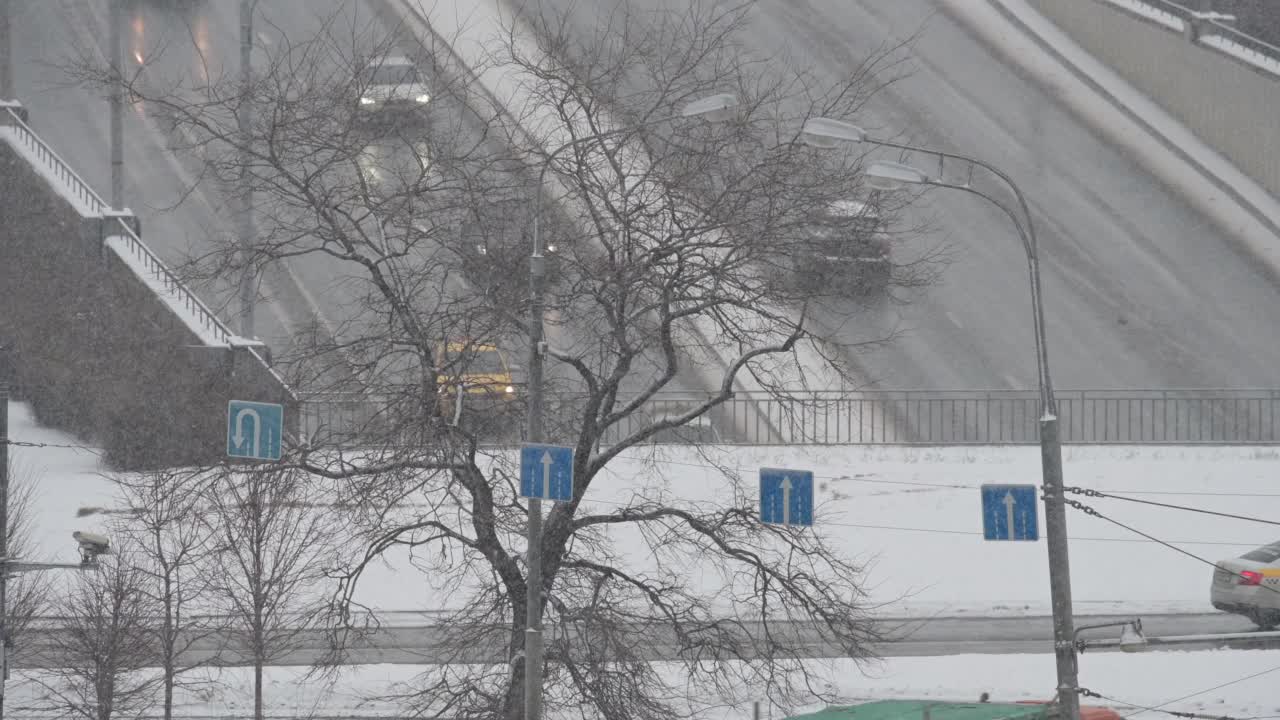 瓦尔沙夫斯科耶高速公路的景色。冬天的莫斯科街道上，汽车行驶在路上视频下载