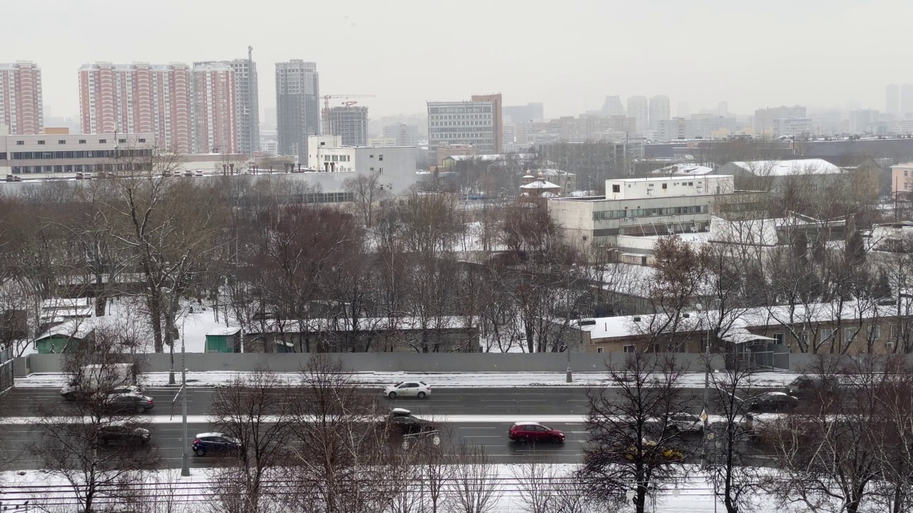 瓦尔沙夫斯科耶高速公路的景色。冬天的莫斯科街道上，汽车行驶在路上视频下载