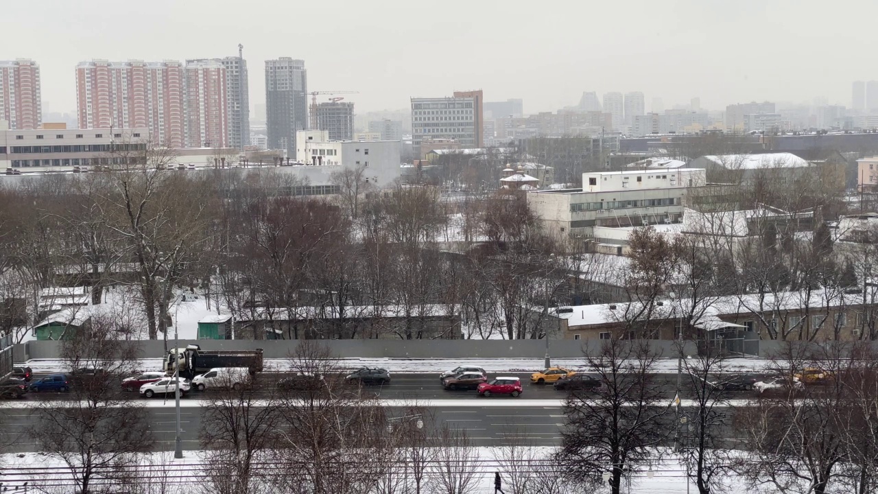 瓦尔沙夫斯科耶高速公路的景色。冬天的莫斯科街道上，汽车行驶在路上视频素材