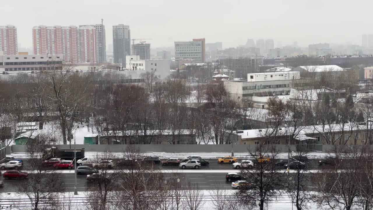 瓦尔沙夫斯科耶高速公路的景色。冬天的莫斯科街道上，汽车行驶在路上视频下载