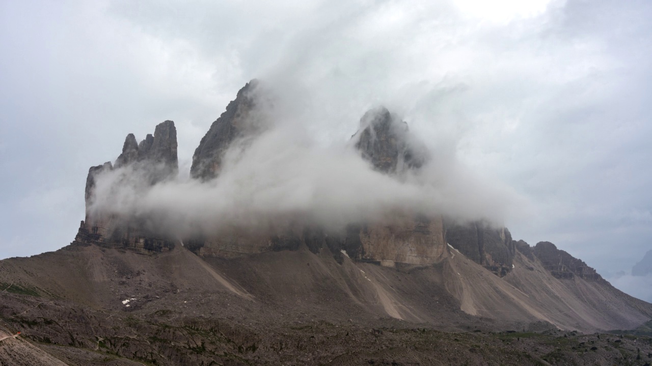 时间推移日出与移动的云和雾在大雨后旅行在Tre Cime, Dolomites，意大利视频素材