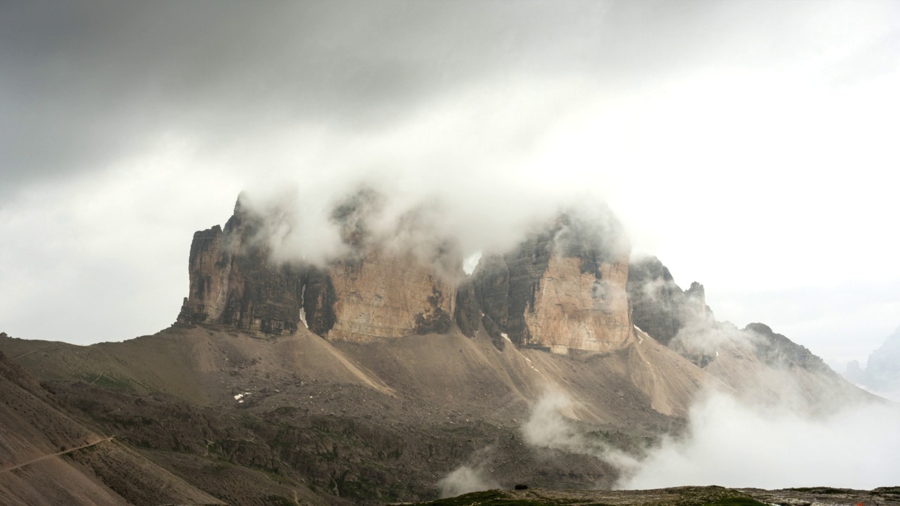 时间推移日出与移动的云和雾在大雨后旅行在Tre Cime, Dolomites，意大利视频素材