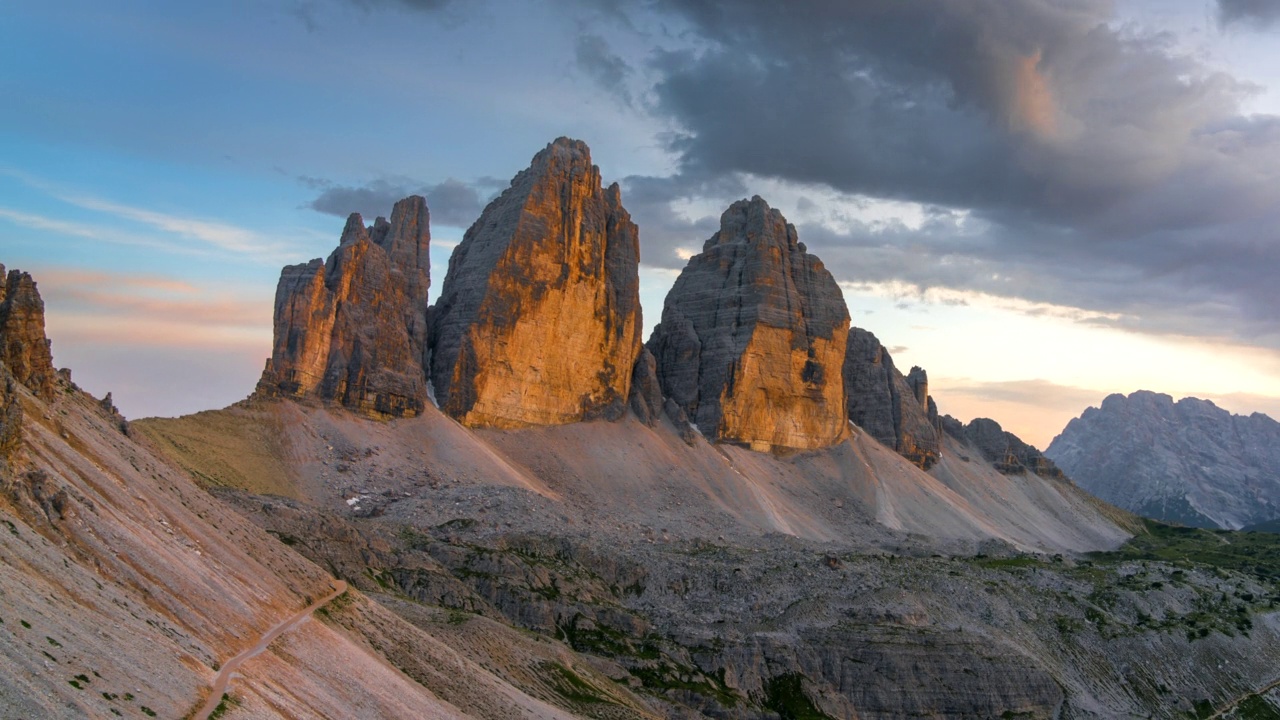 在意大利的Dolomites，在大雨之后，随着移动的云和雾在Tre Cime上空旅行的日落视频素材