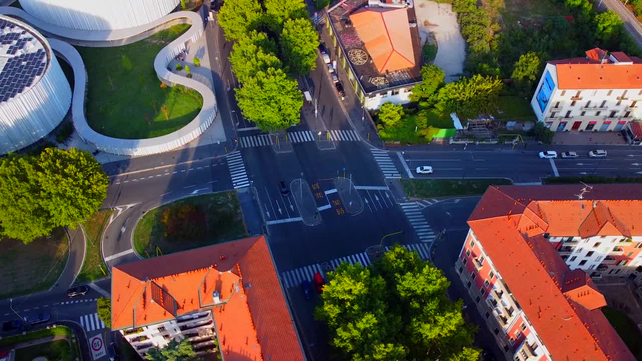 屋顶上太阳能电池板的鸟瞰图。视频素材