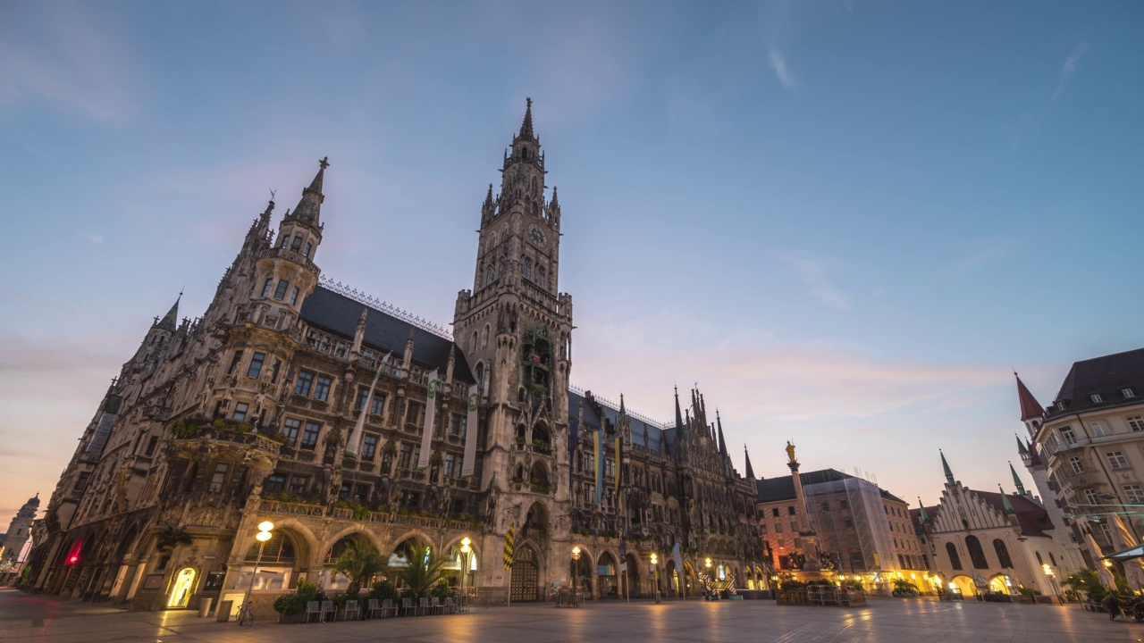 Munich (MA¼nchen) German time interval 4K, the city skyline from night to day sunrise time interval in Marienplatz New Town Hall square视频素材