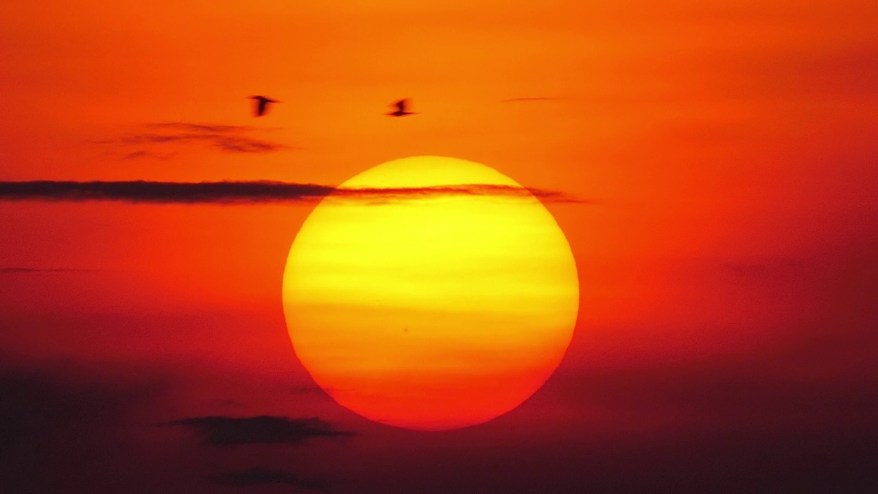 黄昏时的大太阳和橙色的天空。视频素材