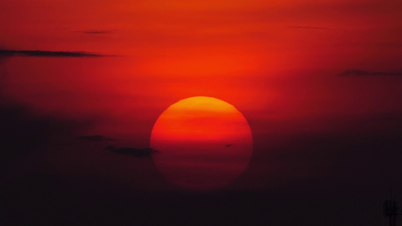 黄昏时的大太阳和橙色的天空。视频素材