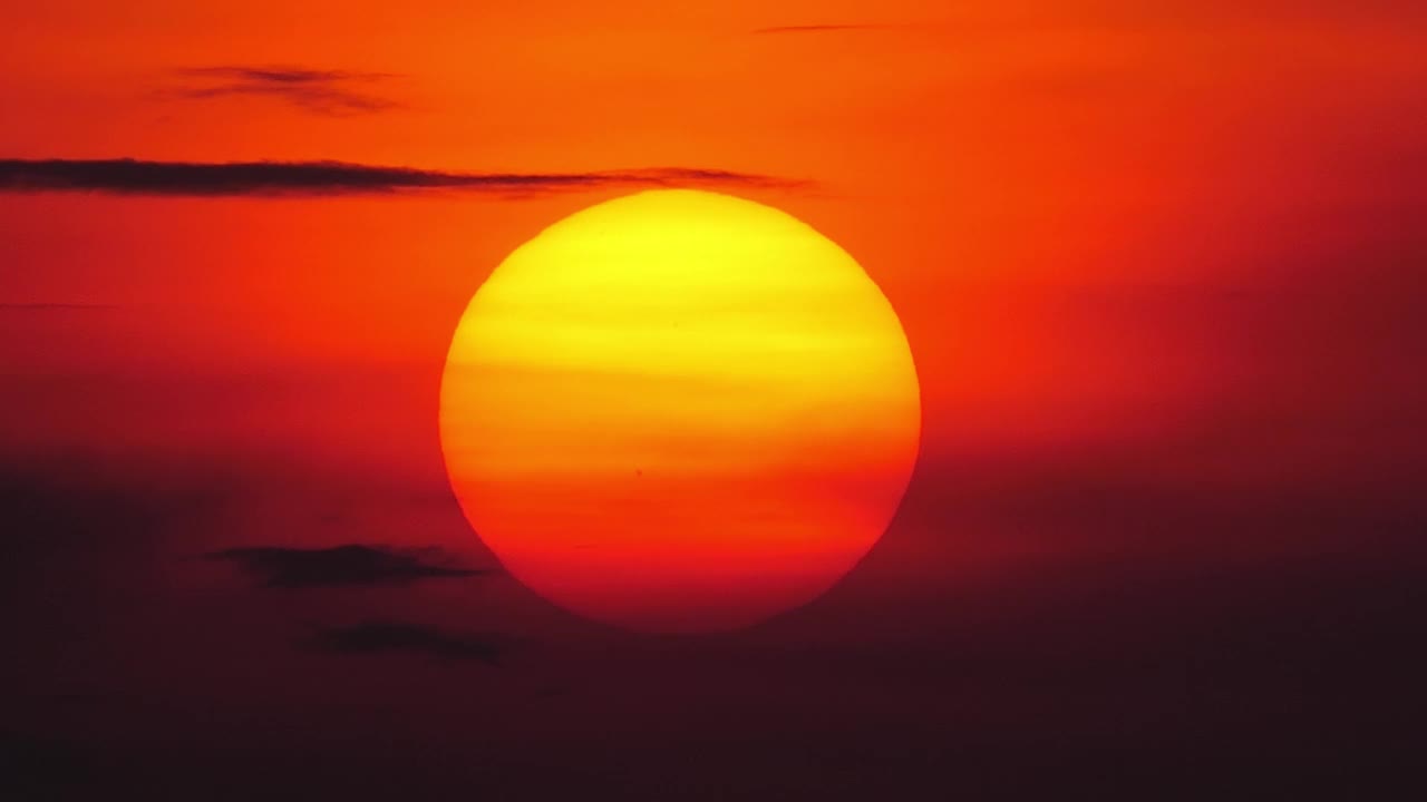 黄昏时的大太阳和橙色的天空。视频素材