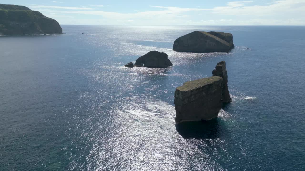 大西洋中葡萄牙亚速尔群岛崎岖的海岸线。视频素材