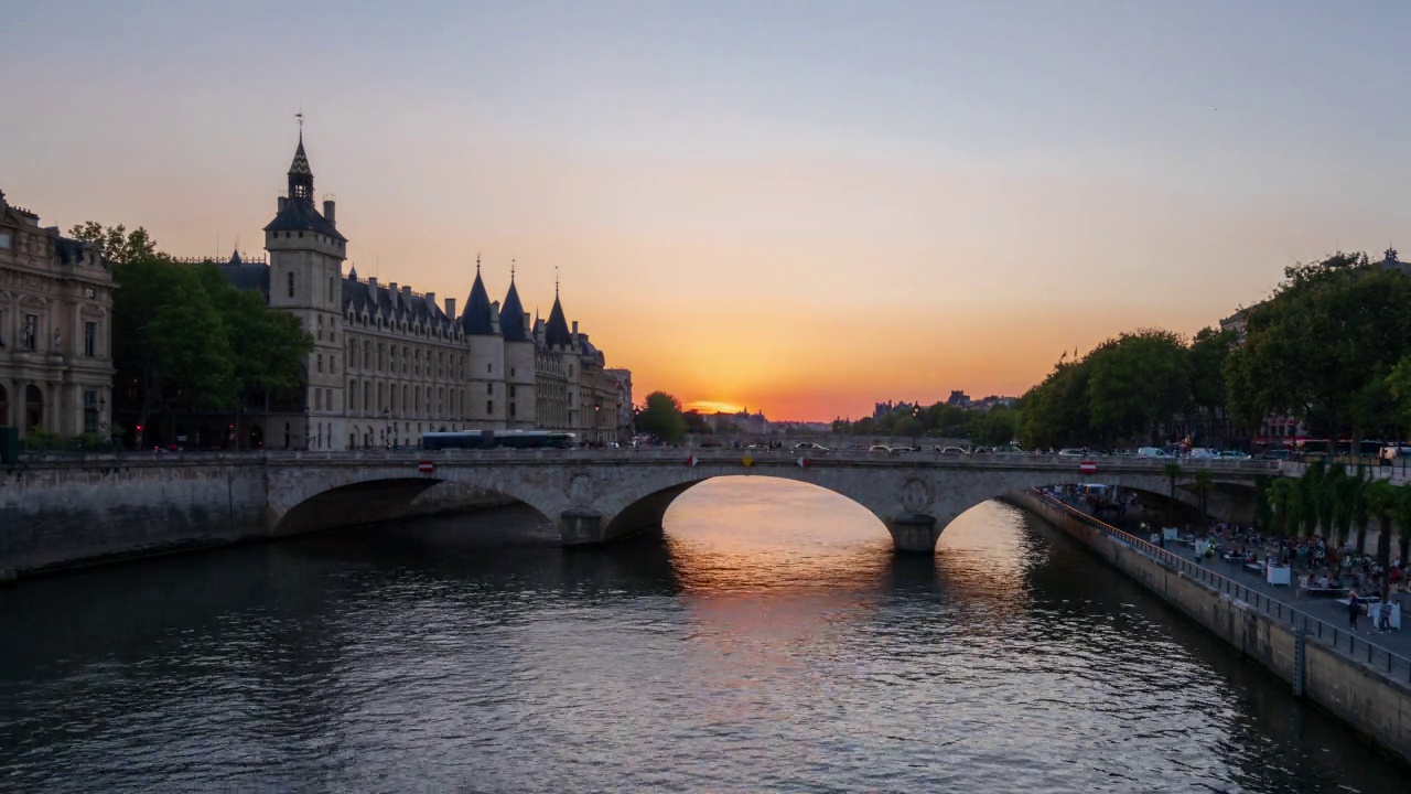 Conciergerie, Pont au Change和塞纳河在巴黎-从白天到晚上- 4k延时视频素材