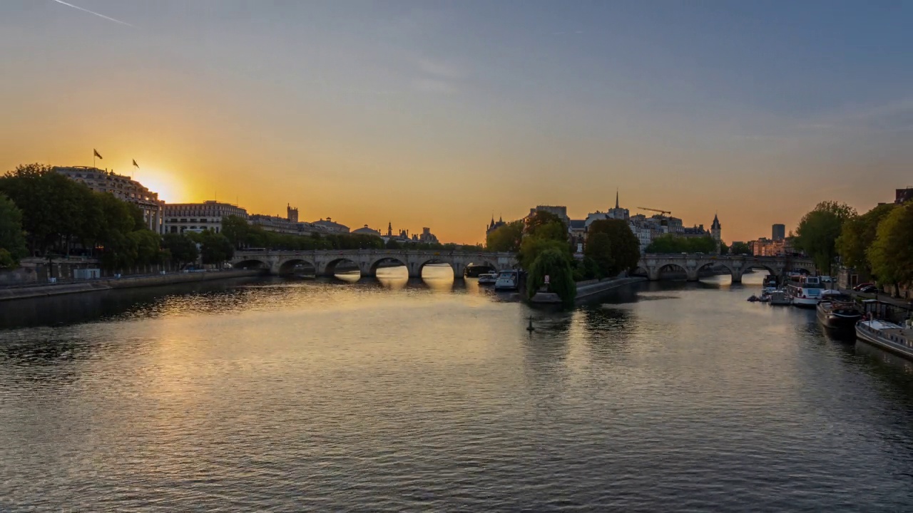 巴黎塞纳河上的cite Ile和Pont Neuf桥——从黑夜到白天——4k延时视频素材