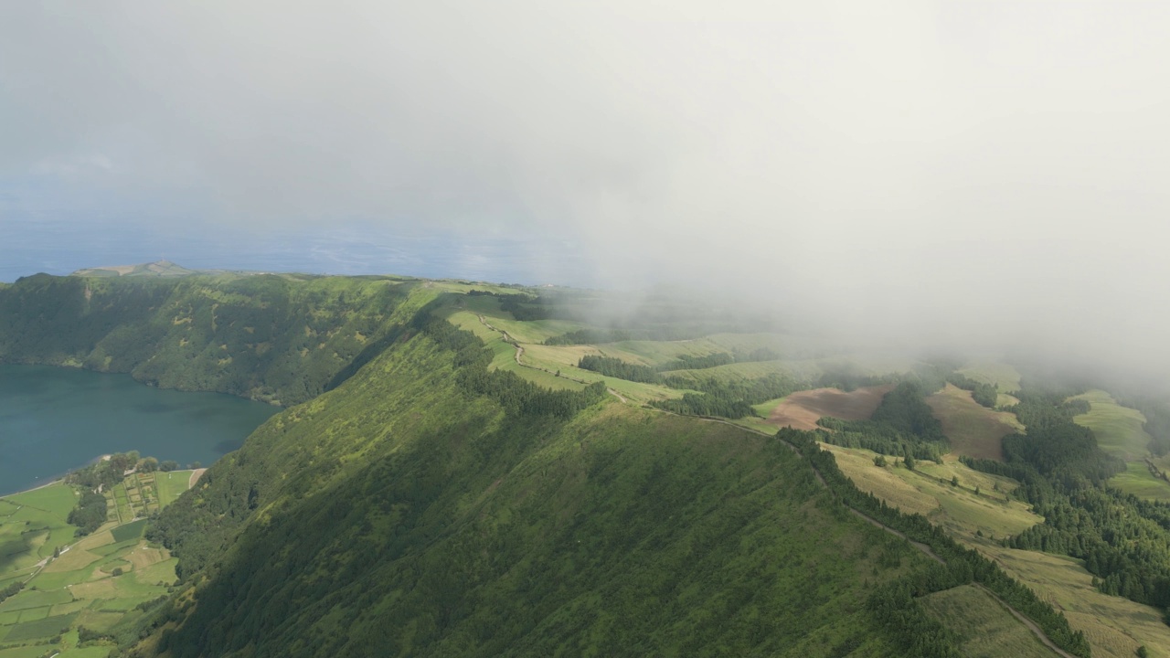 亚速尔群岛美丽的火山湖。视频素材