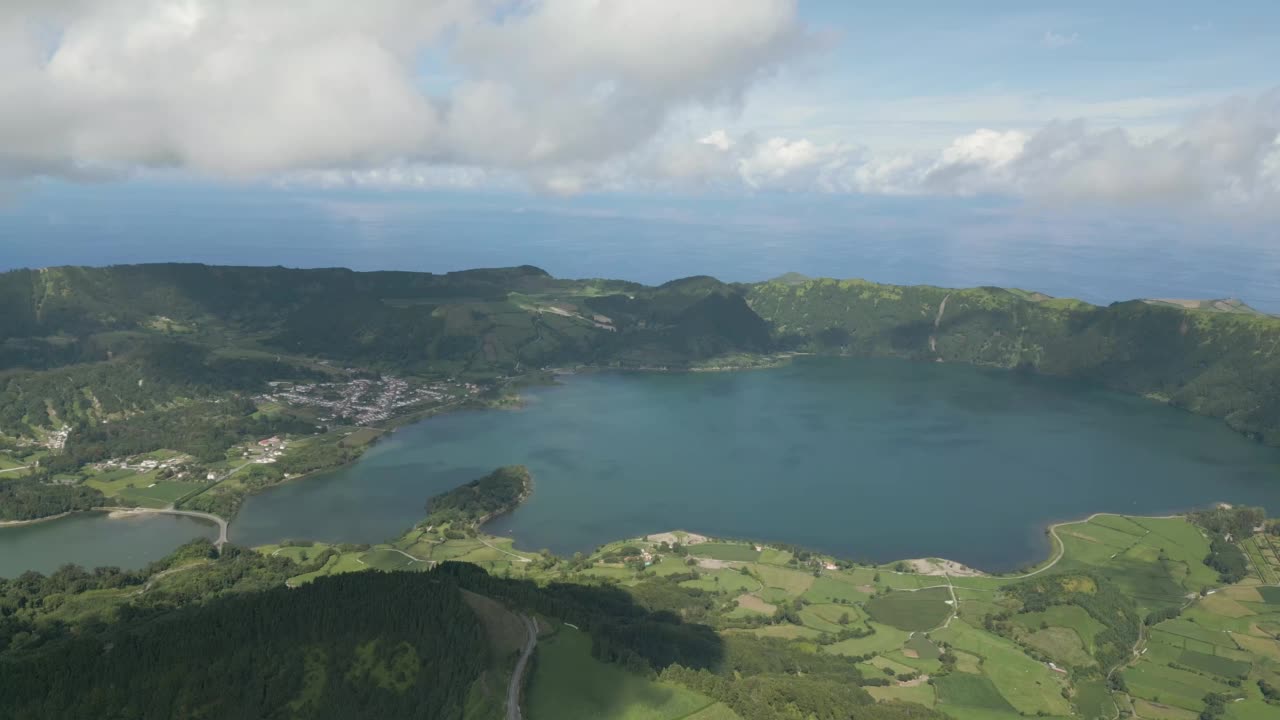 亚速尔群岛美丽的火山湖。视频素材