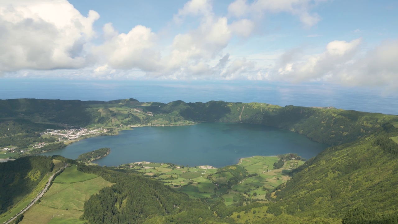 亚速尔群岛美丽的火山湖。视频素材