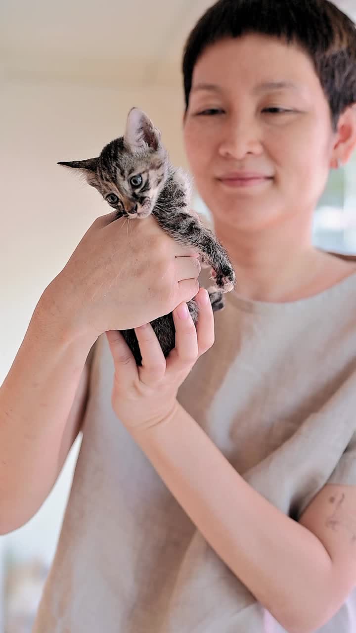 爱宠物的女人和她的猫视频素材