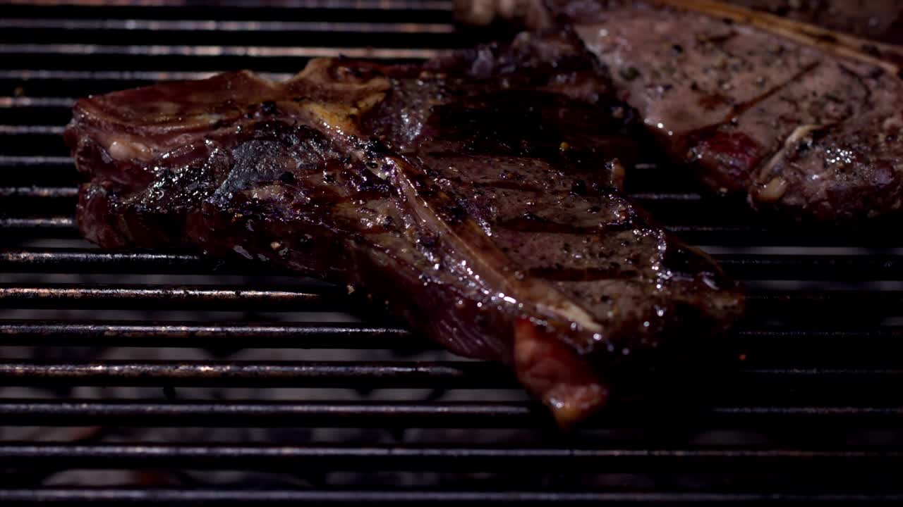 烤肉架上的t骨牛排视频素材