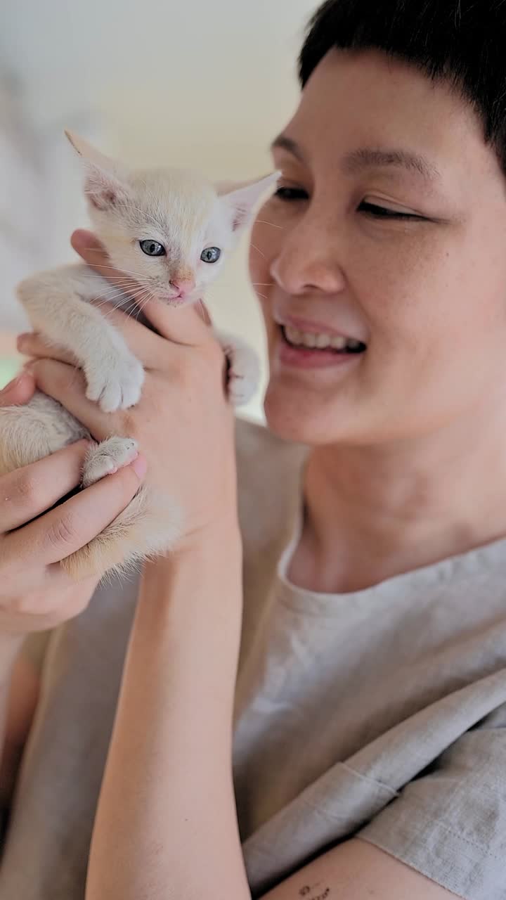 爱宠物的女人和她的猫视频素材