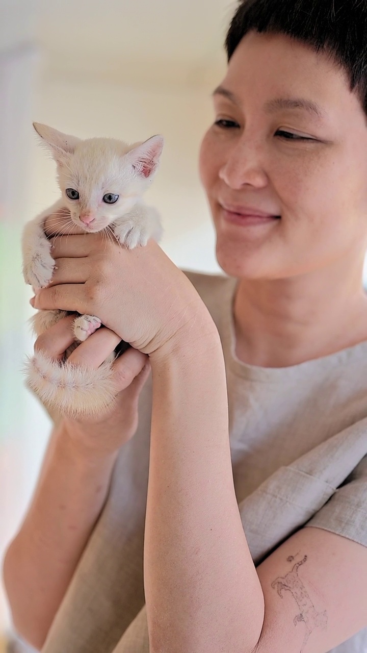 爱宠物的女人和她的猫视频素材