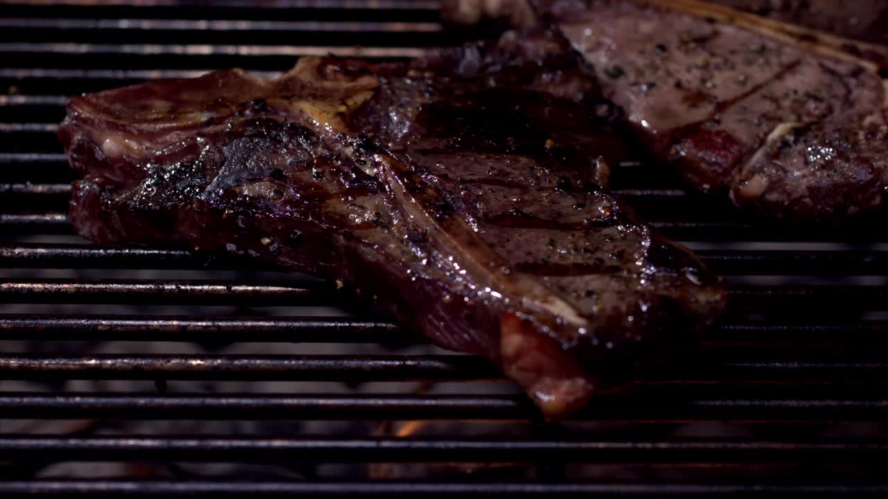 烤肉架上的t骨牛排视频素材