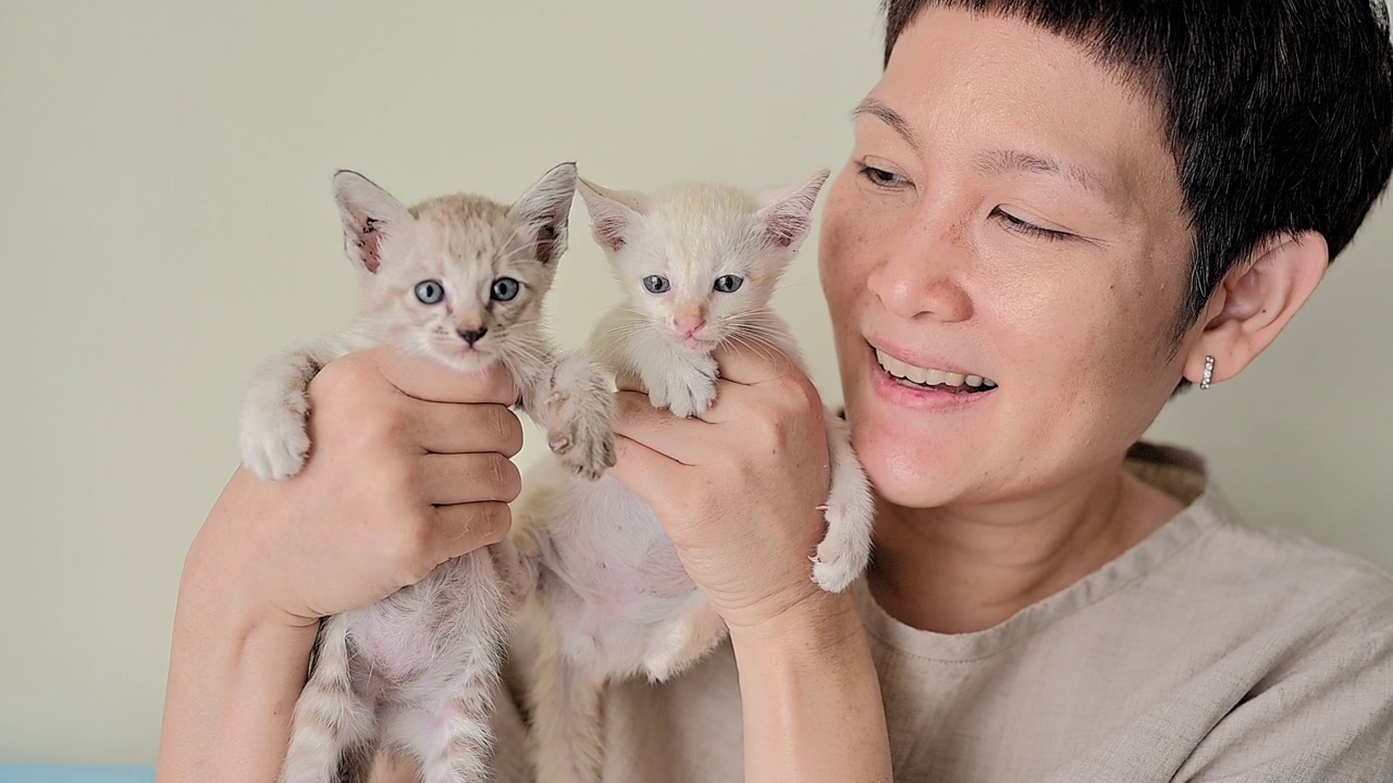 爱宠物的女人和她的猫视频素材