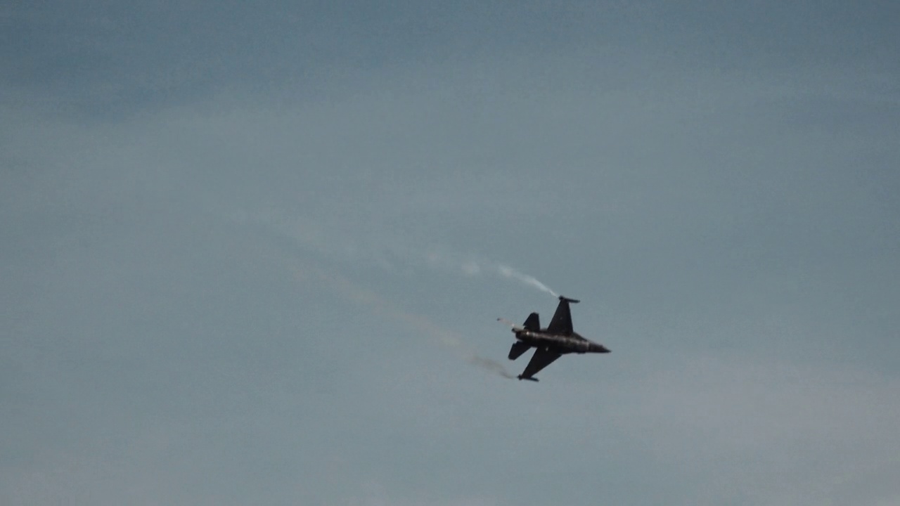 F-16战斗机飞过天空视频素材